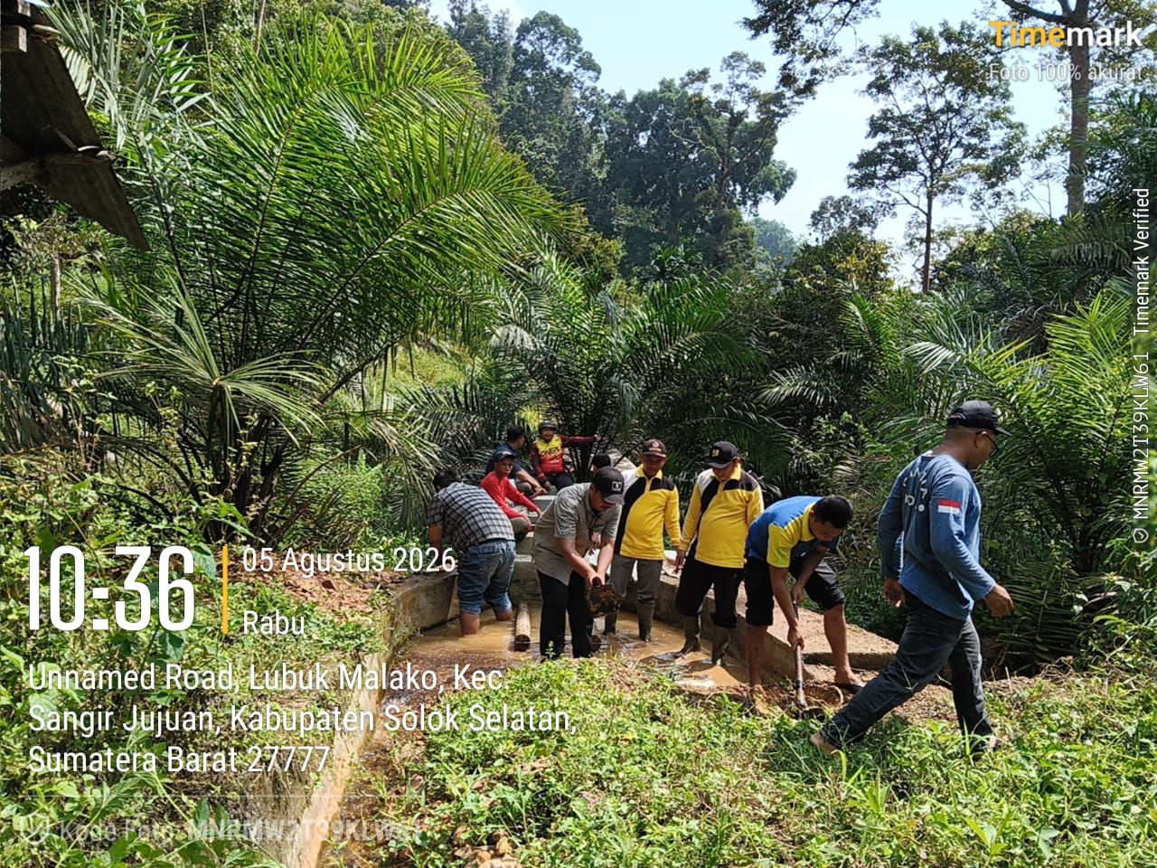 Pengelola BUMNag Madani Bersama Pemerintah Nagari dan Masyarakat Gotong Royong Perbaiki Intake Pamsimas